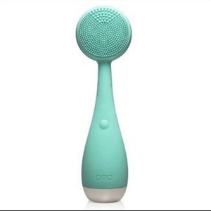 PMD Clean smart facial cleansing tool